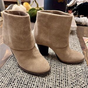 EUC / 7/37 Vince Camuto suede booties